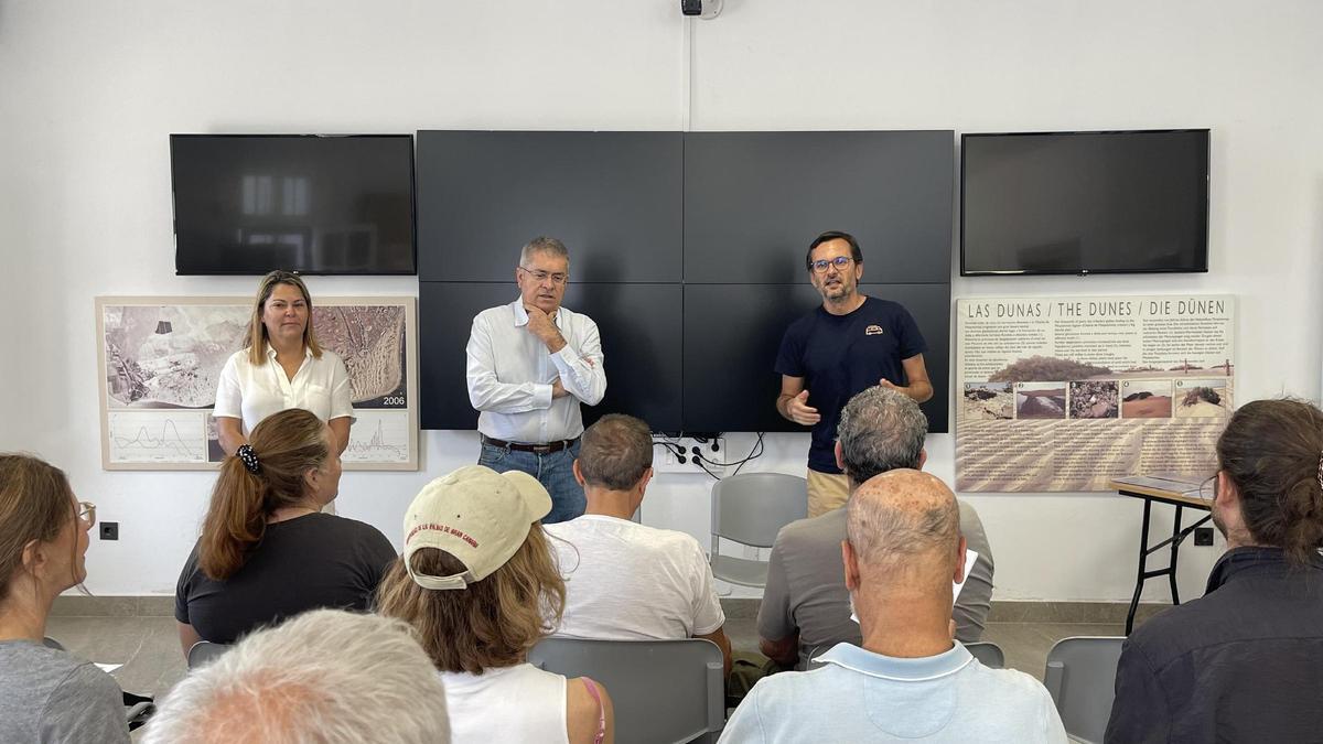 Marco Aurelio Pérez junto al Vicerrector Sebastián López, y la concejala de Medio Ambiente, Araceli Armas, en el saluda y la explicación de esta primera edición de las 'Geografías de los GIR' de la ULPGC (3)