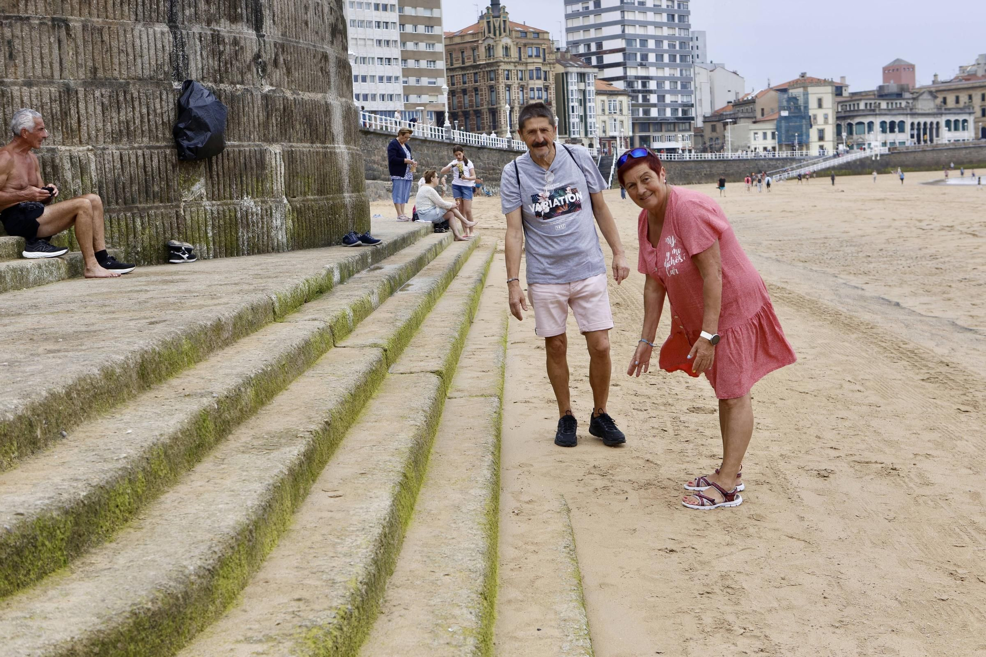 Ni la arena ni las medusas... esto es lo que más preocupa a los bañistas de la playa de San Lorenzo en Gijón (en imágenes)