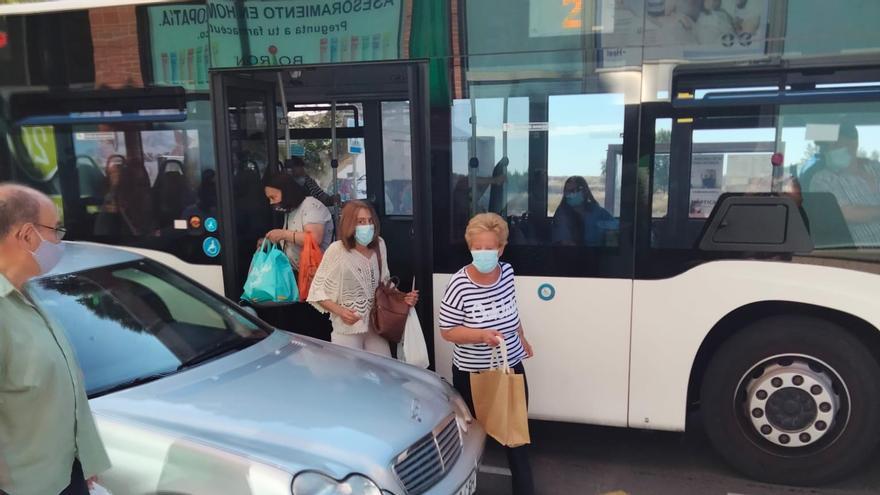 FOTODENUNCIA | “Por favor, no aparcar en las paradas de autobús”