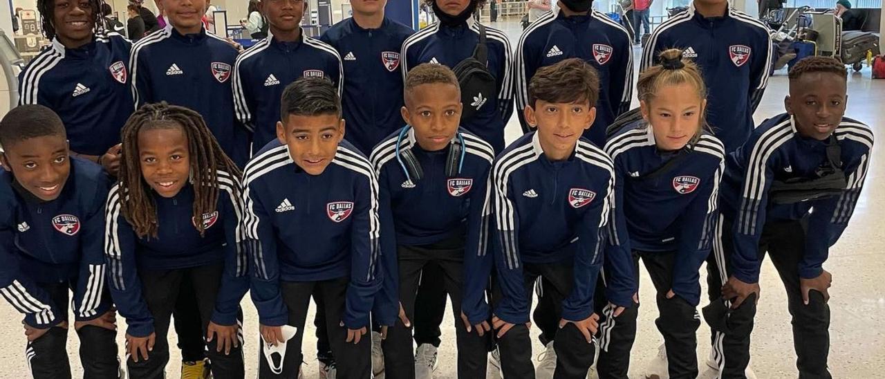 Jugadores del FC Dallas antes de tomar el vuelo que les llevaría a Portugal. |  // FDV