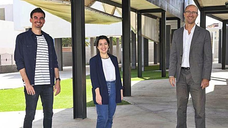 De izquierda a derecha, José Luis Castillo, Carolina León y Miguel Ángel González en el aulario de la Facultad.