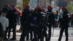 Agentes de la Ertzaintza detienen a una persona que intentaba reventar el mitin de Vox celebrado en el Palacio de Congresos Euskalduna de Bilbao en 2019