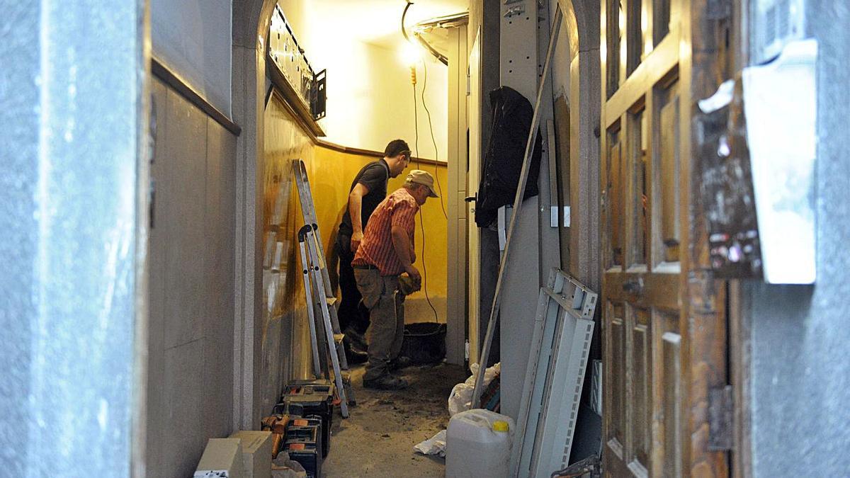 Obras de instalación de un ascensor en un edificio.