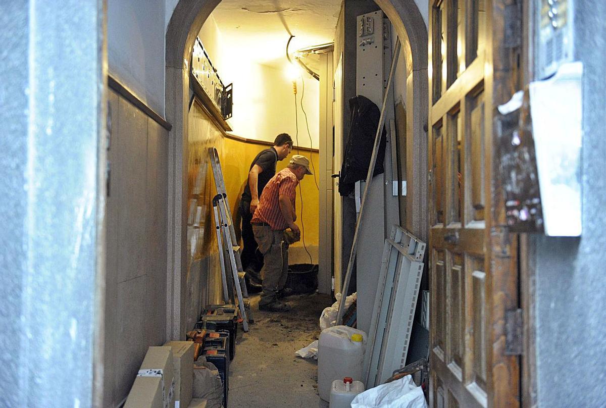 Obras de instalación de un ascensor en un edificio.