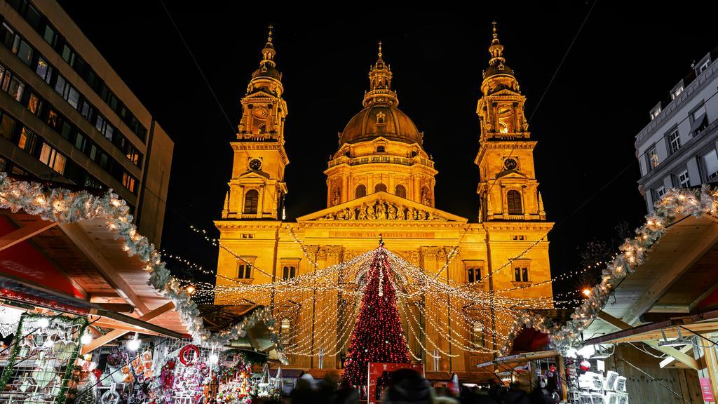 Árbol navideño frente al Parlamento húngaro