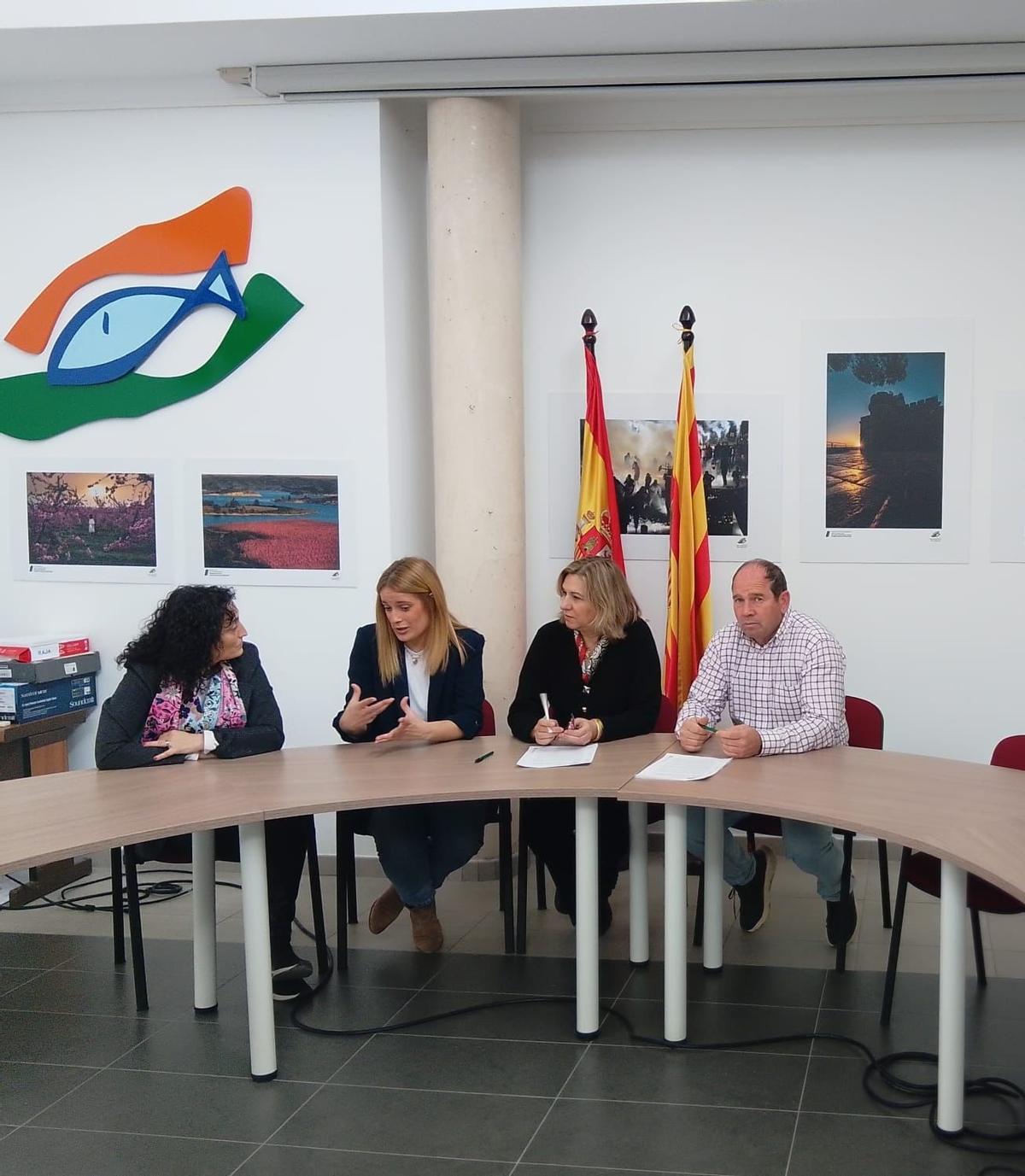 Un momento de la firma del convenio para favorecer la atención en la escuela de Maella.