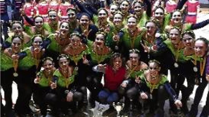 Les patinadores del Girona després d&#039;aconseguir el segon lloc del podi.