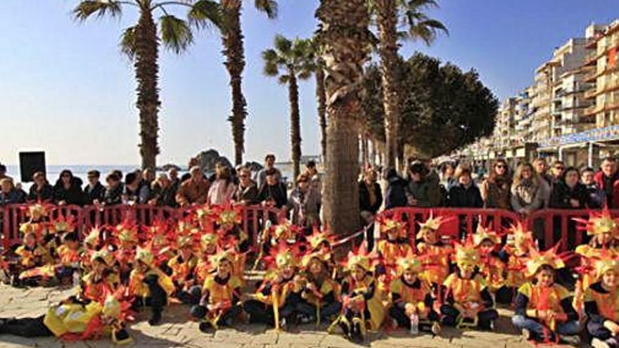 Un grup d&#039;alumnes disfressats celebra Carnestoltes.