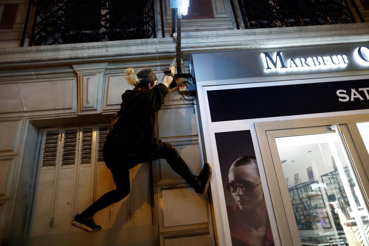 Atletas utilizan el parkour para apagar las luces de los escaparates en París