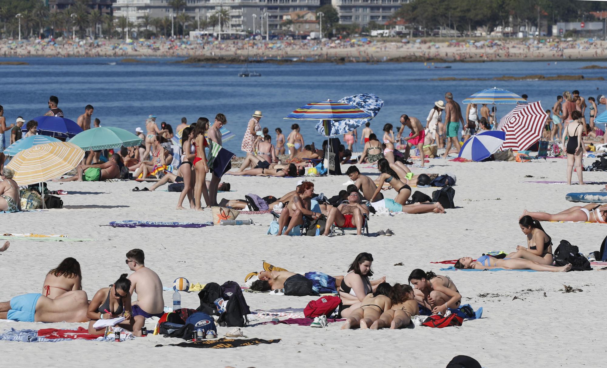 Plaga de sombrillas en Samil, con los termómetros superando los 35 grados