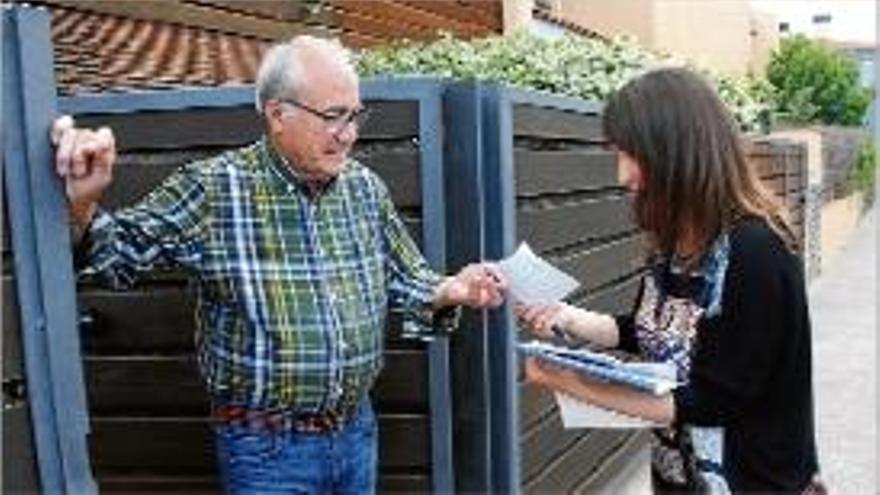 Un dels veïns del carrer Alfons XII entrega el vot a l&#039;enquestadora.