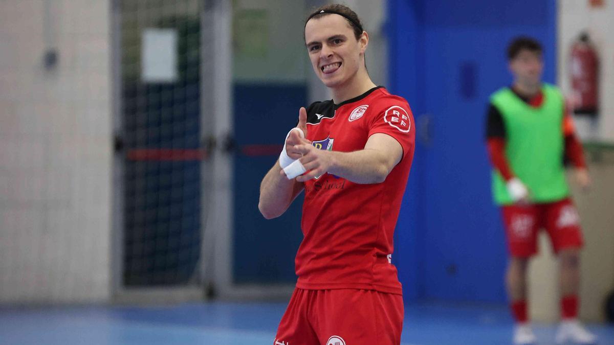 Álex celebra su gol