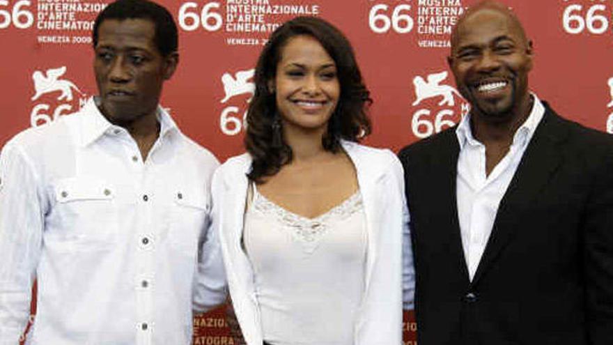 Los actores Wesley Snipes, Shannon Kane y el director Antoine Fuqua hoy en la Mostra de Venecia.