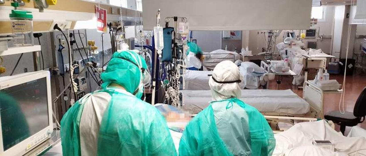 Dos sanitarios en la unidad de cuidados intensivos del hospital vigués de Povisa en abril. // Marta G. Brea