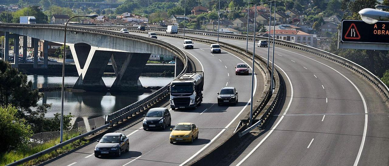 Tráfico sobre el puente de la autopista en Pontevedra en la mañana de ayer.