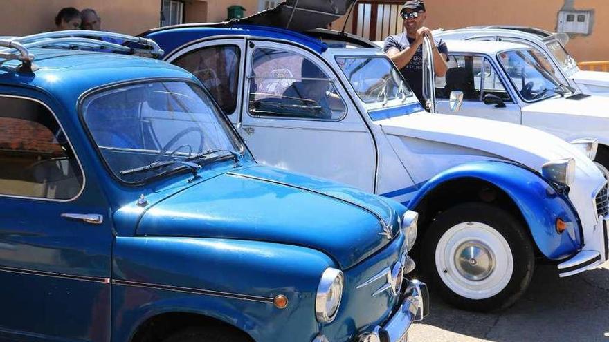 Los coches clásicos toman el Barrio de Carrascal