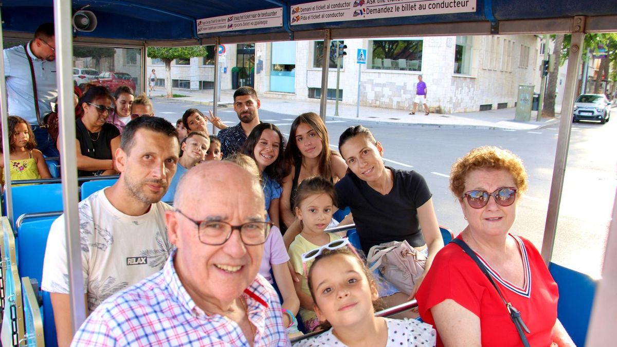 Imagen de pasajeros en el tren turístico.
