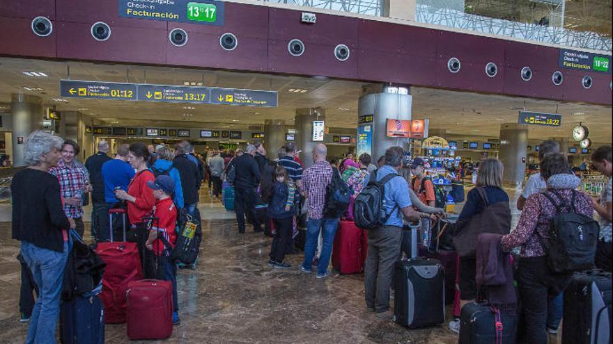 Pasajeros en zona de embarque en Tenerife Sur.