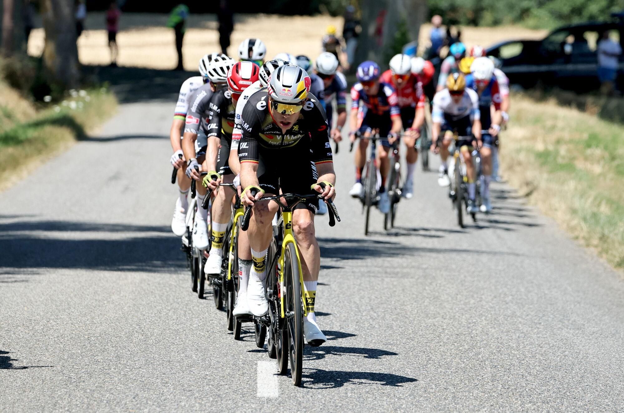Toulouse (France), 16/07/2025.- Belgian rider Wout Van Aert (C) of Team Visma-Lease a Bike in action during the 11th stage of the Tour de France cycling race over 156.8km around Toulouse, France, 16 July 2025. (Ciclismo, Francia) EFE/EPA/CHRISTOPHE PETIT TESSON
