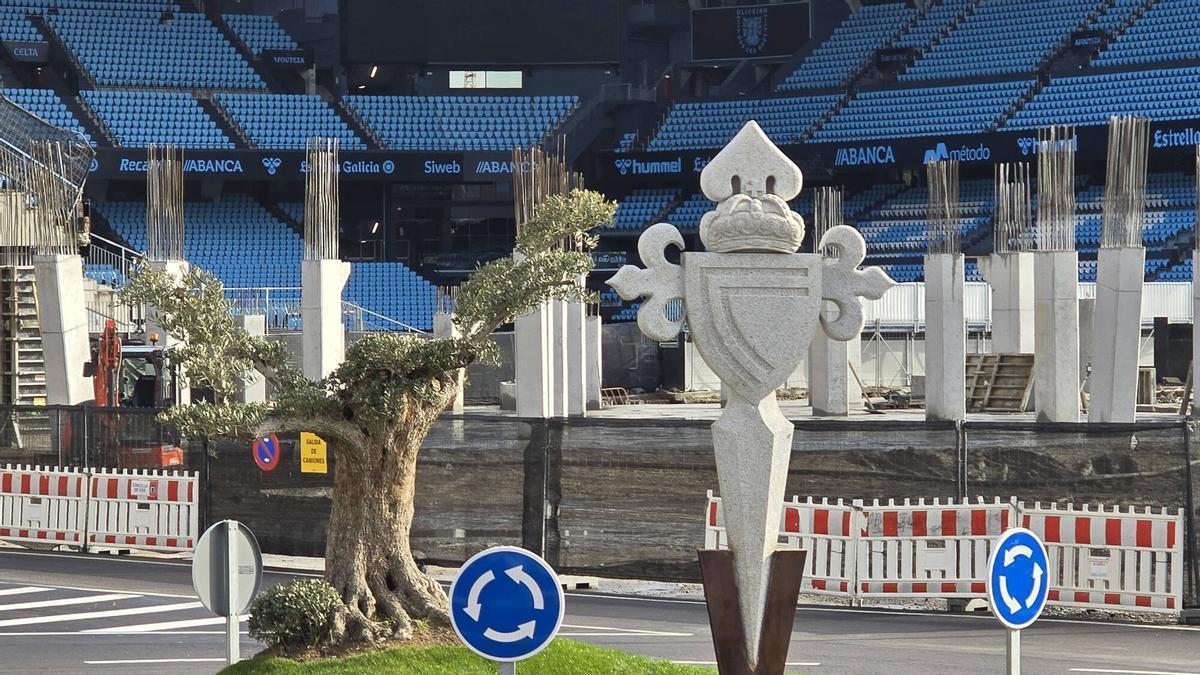 Nueva rotonda en el entorno de Balaídos, con el estadio en obras al fondo. / Marta G. Brea