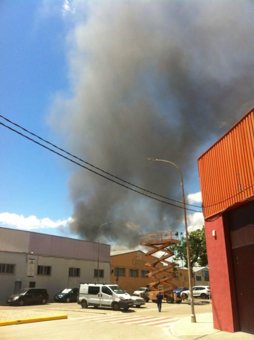 Incendio en el polígono Fuente del Jarro