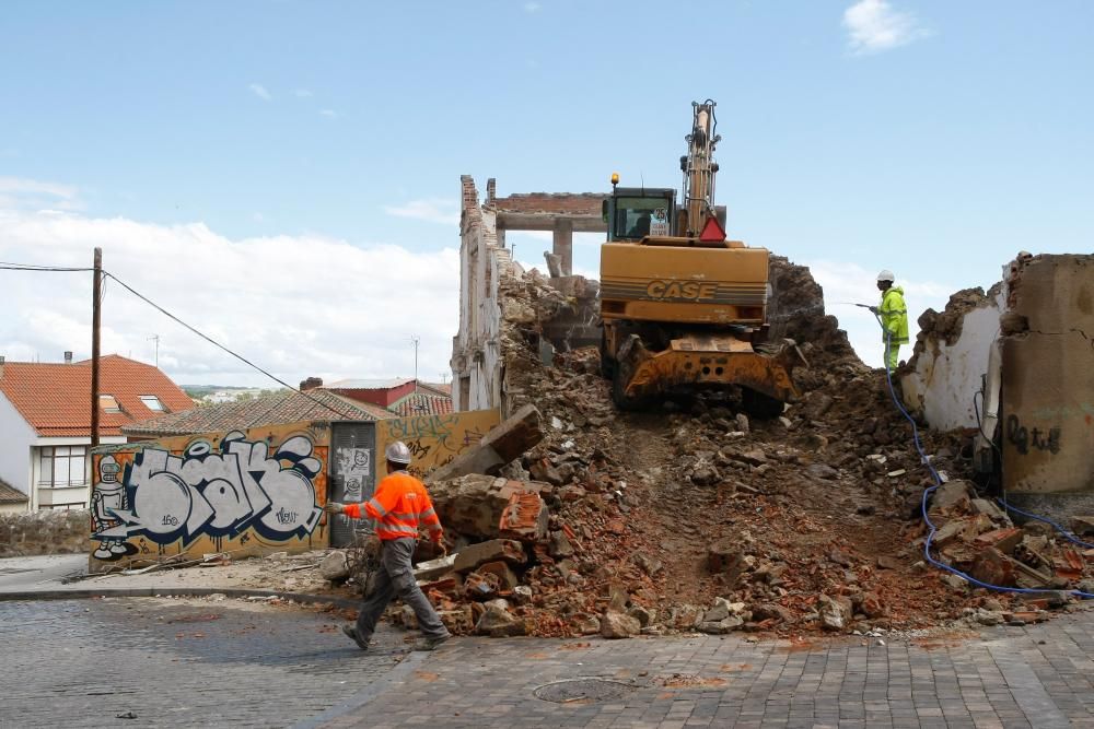 Derribo de una casa en la cuesta del Piñedo