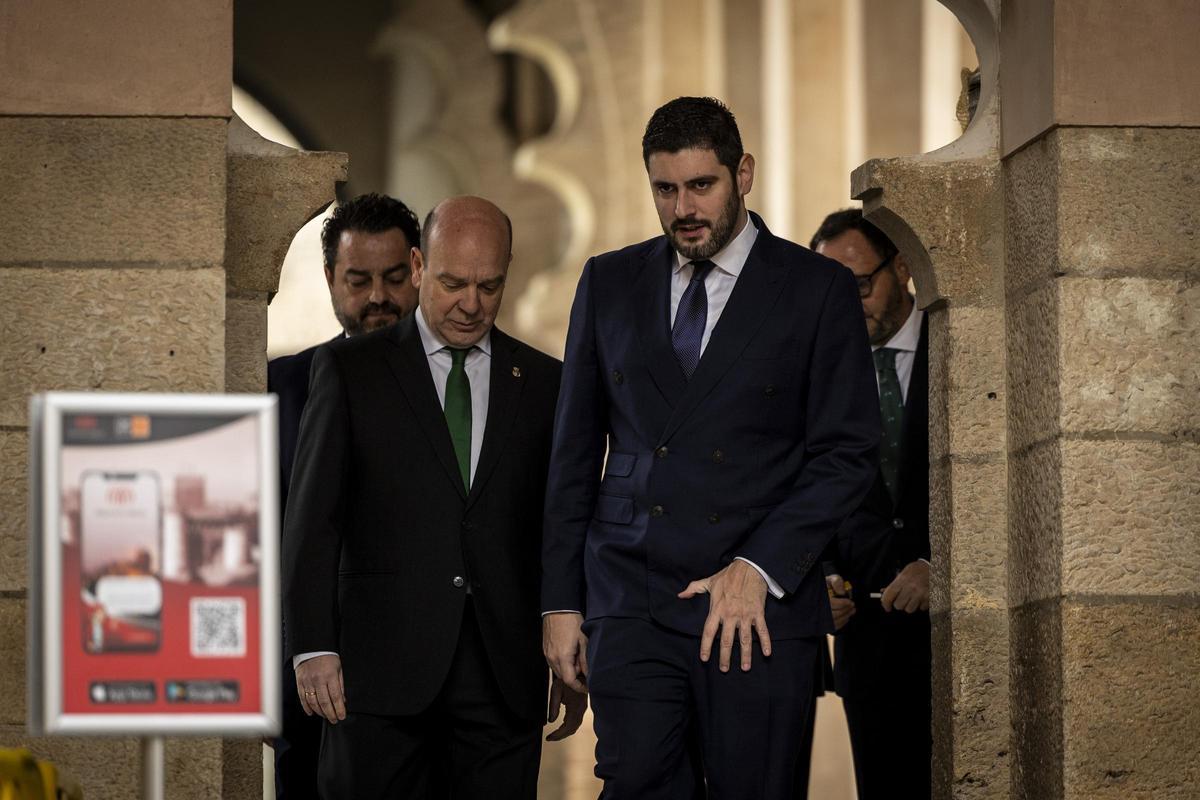 El portavoz de Vox, Alejandro Nolasco, y otros diputados autonómicos, Santiago Morón y David Arranz.