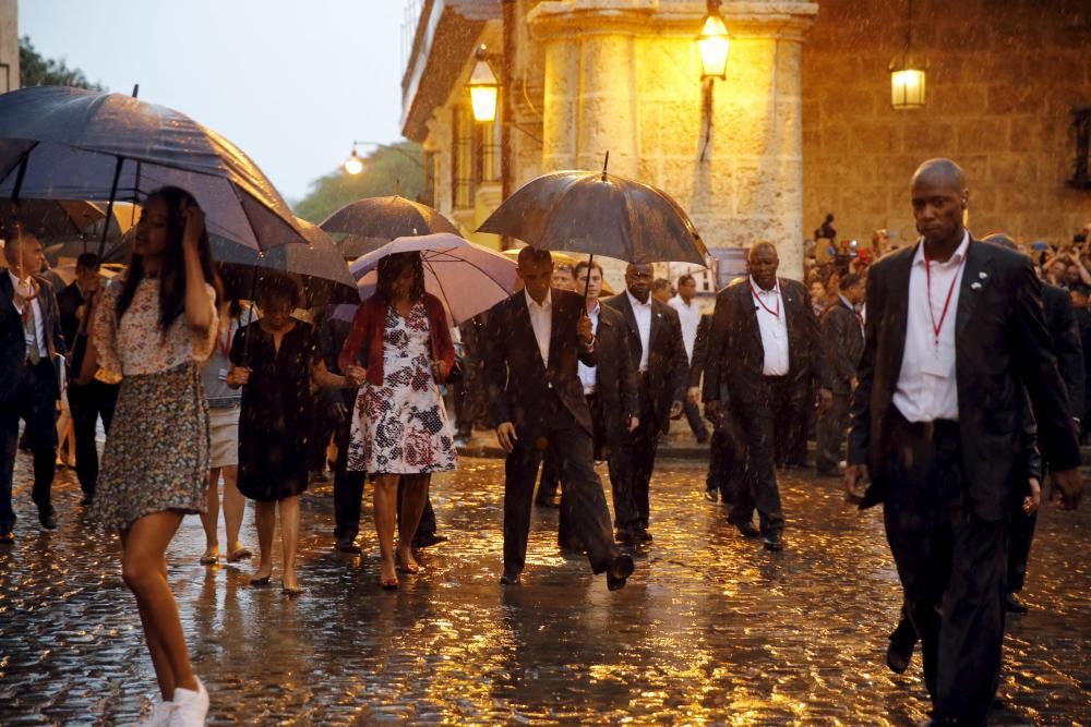 Los Obama visitan La Habana Vieja.