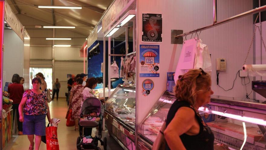 Clientes en los puestos de la carpa provisional de la Marina que hace de Mercado de Abastos, en la jornada de ayer. | Alba Prieto