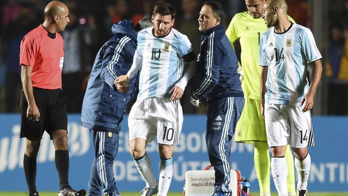 Leo Messi se retira del terreno de juego tras lesionarse en el Argentina-Honduras
