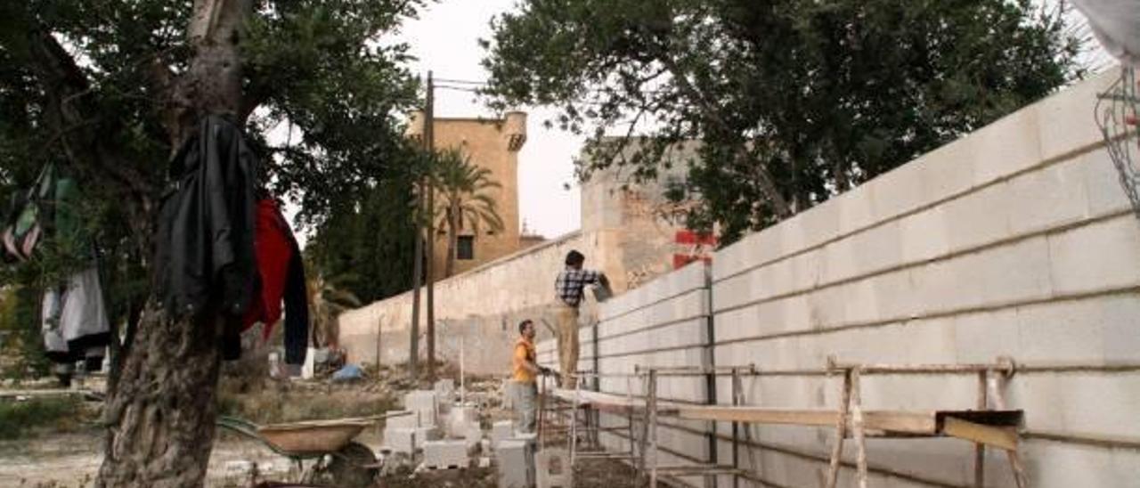 Los trabajos se ejecutan en el muro situado cerca de uno de los baluartes del monasterio.