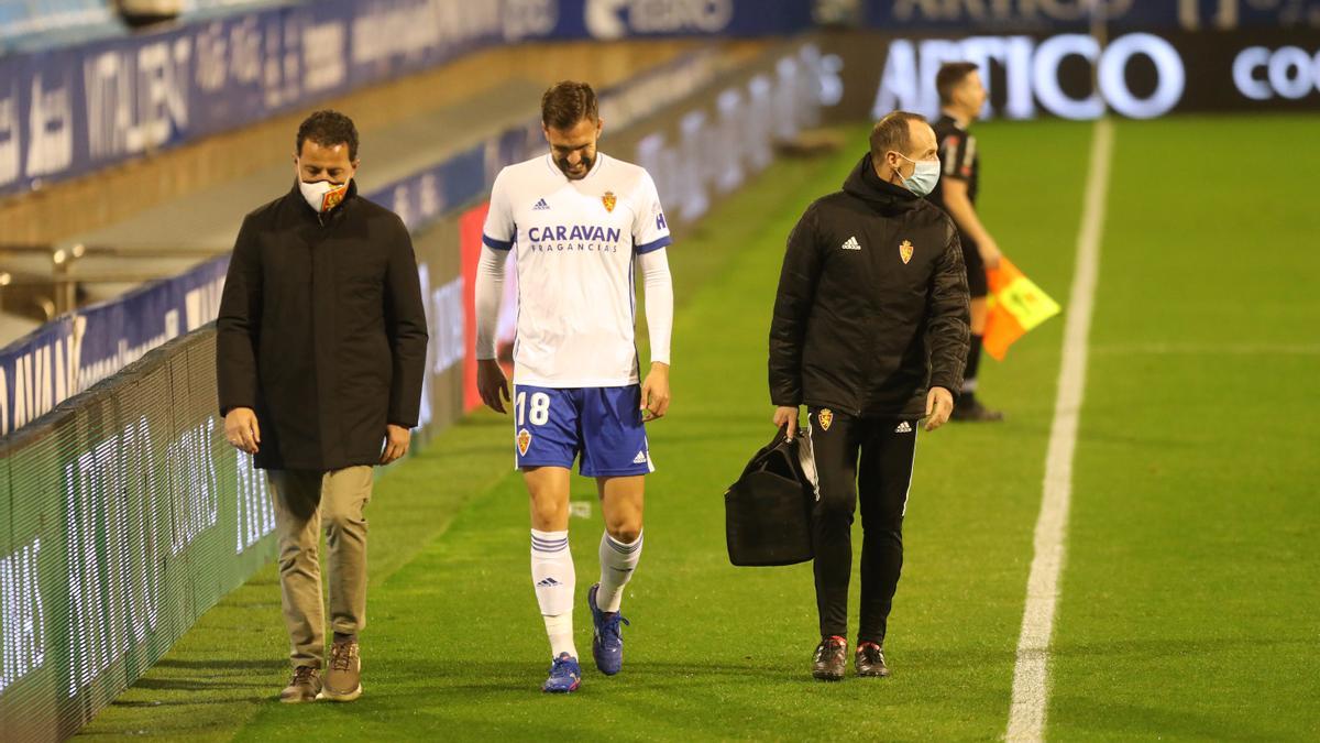 Atienza se retira lesionado en el partido ante el Girona.