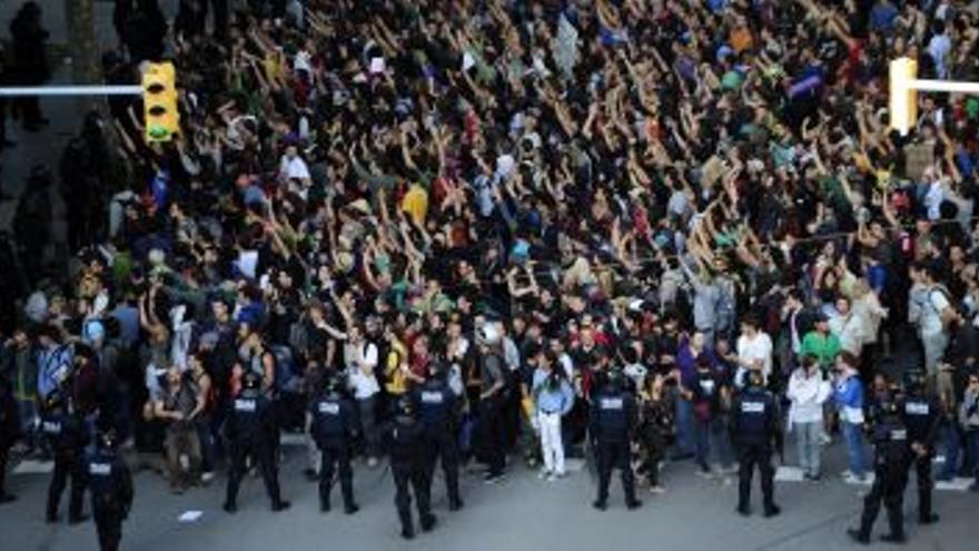 Los indignados abandonan la Ciutadella y continúan la protesta en la plaza Sant Jaume