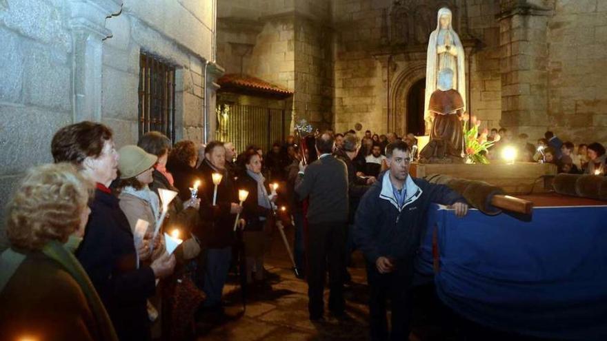 La procesión de antorchas a su paso por la Avenida de Santa María. // Rafa Vázquez