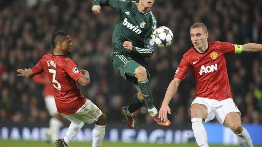 Ronaldo trata de disparar en Old Trafford ante Vidic. // Efe