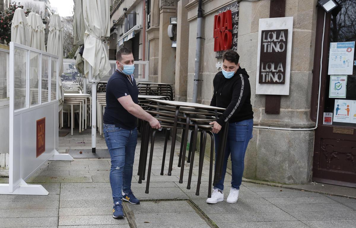 Trabajos para preparar la terraza de Lolatino, en Montero Ríos.
