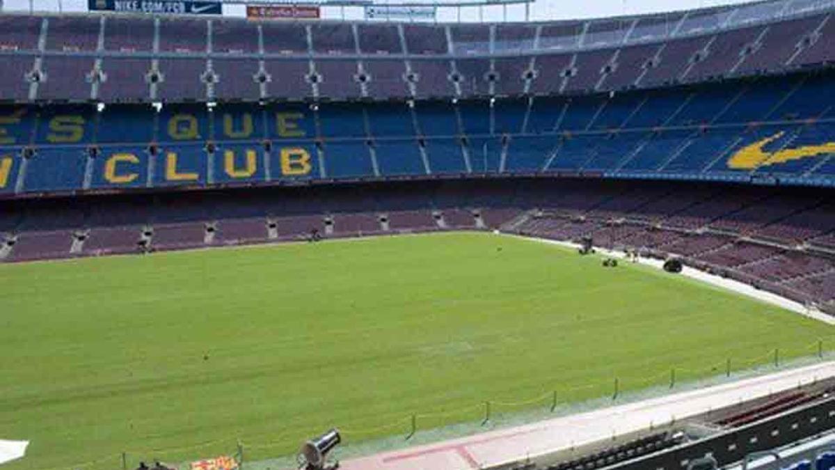 Esta es la imagen que presenta el césped del Camp Nou