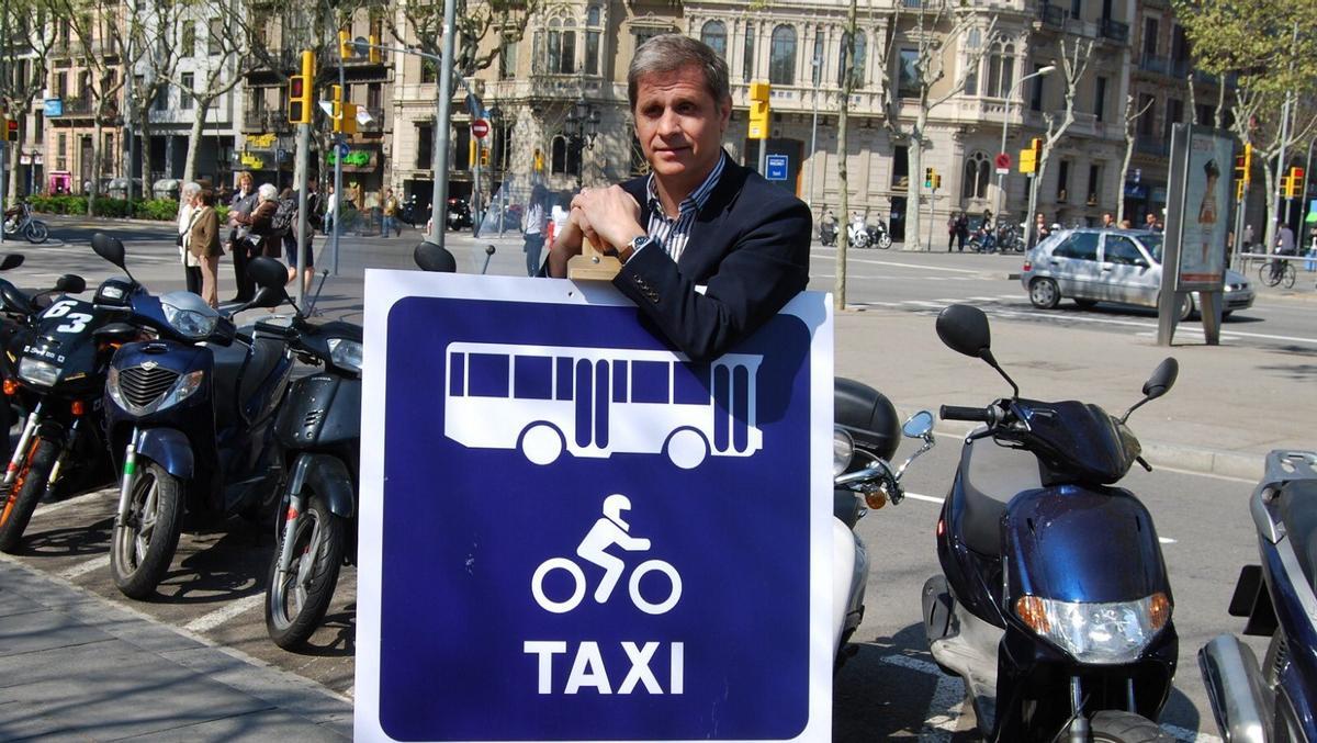 Alberto Fernández Díaz, en 2018, cuando era concejal del PP en Barcelona, en su enésima reclamación para que las motos pudieran usar el carril bus-taxi