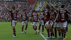 Los jugadores del Flamengo celebran el gol de Gabigol.