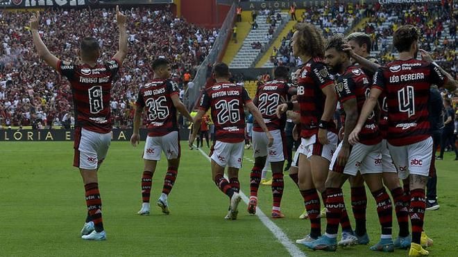 Los jugadores del Flamengo celebran el gol de Gabigol.