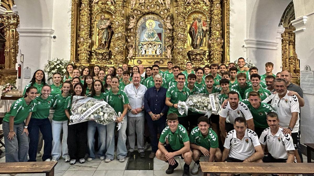 Cacereño y Cacereño Femenino, con la Virgen de la Montaña este martes.