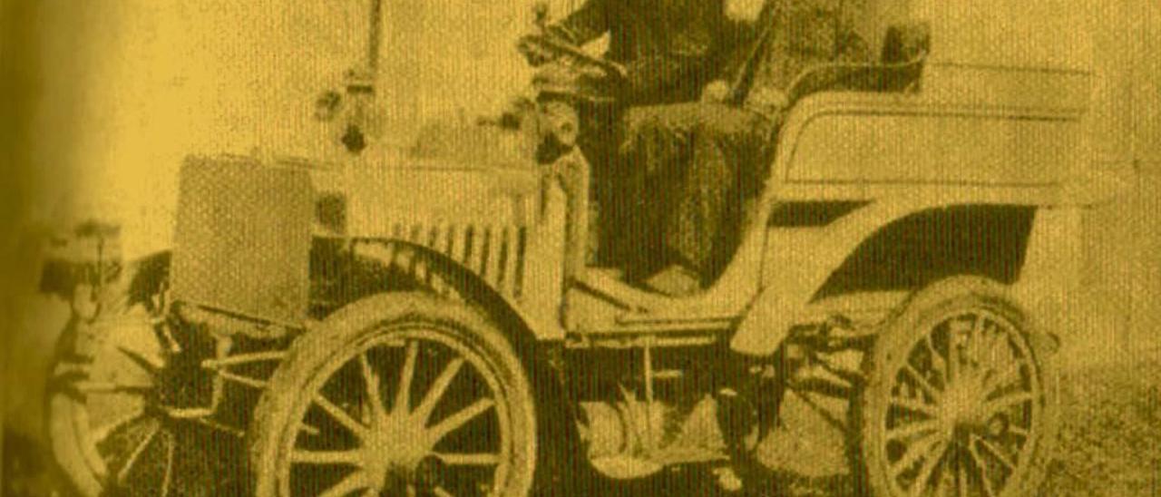 Reproducción de una foto de principios del siglo XX en la que aparece un &quot;Hormiga&quot;, coche fabricado en Gijón.