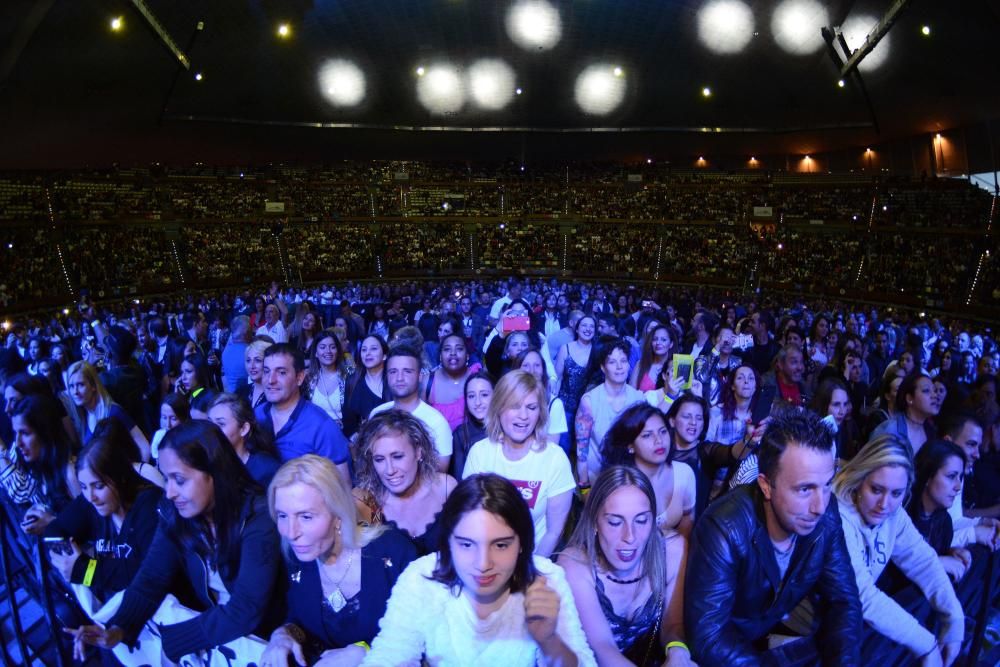 O cantante Romeo Santos subiu ao escenario do Coliseum ane 5.000 persoas cun micrófono dourado e cunha coroa, gafas de sol e ganas de bailar. Repasou os seus éxitos como 'Eres mía, mía, mía'.