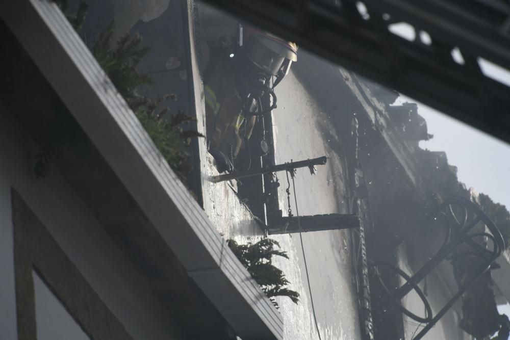 Un incendio destruye un piso en la calle Santa Mar