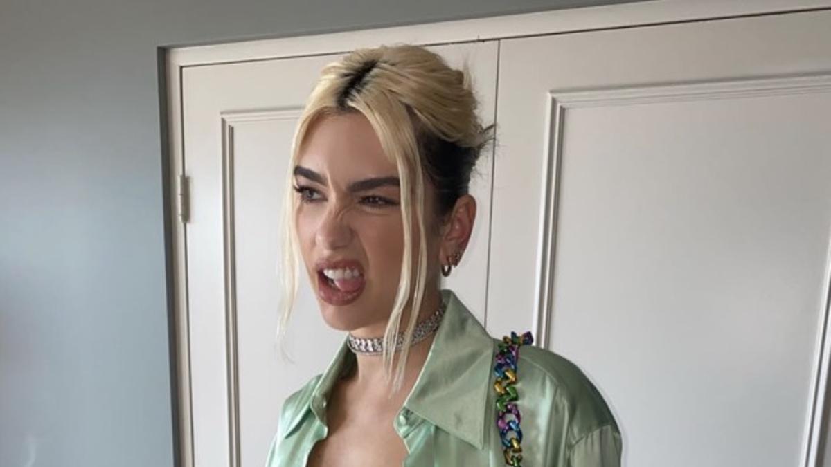 Dua Lipa con bikini y blusa