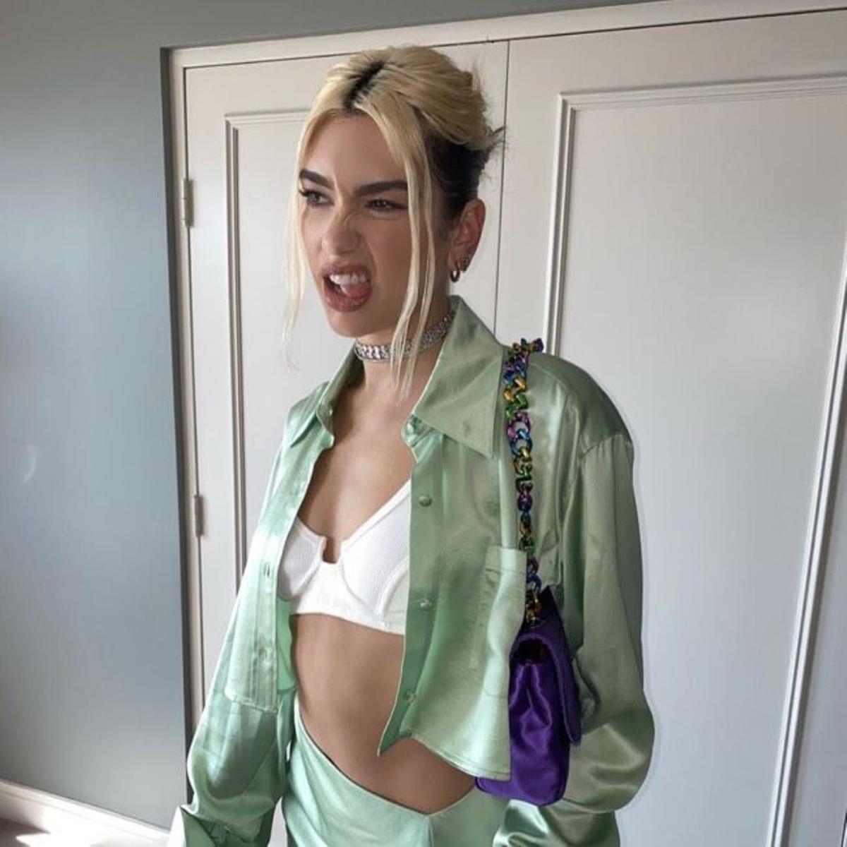 Dua Lipa nos enseña cómo llevar un bikini como top este otoño