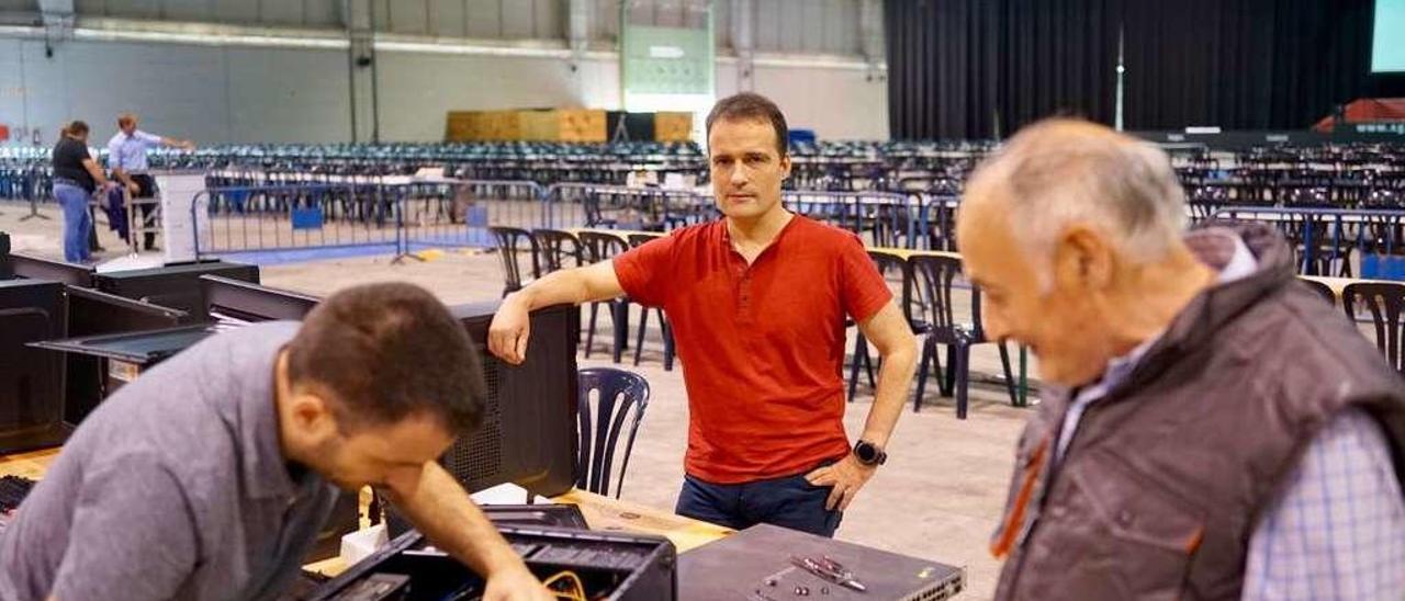 Sabino San Vicente durante el montaje de los equipos en la Feira Internacional de Silleda. // Bernabé