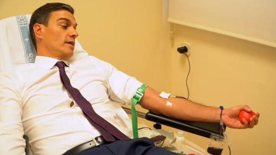 Sánchez dona sangre en el Centro de Transfusión de las Fuerzas Armadas