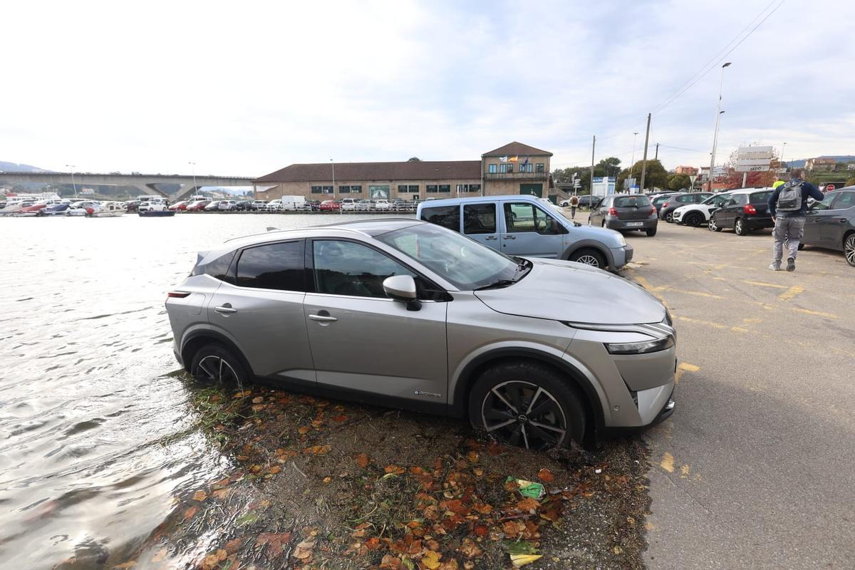 Coches a los que llegó el agua en As Corvaceiras