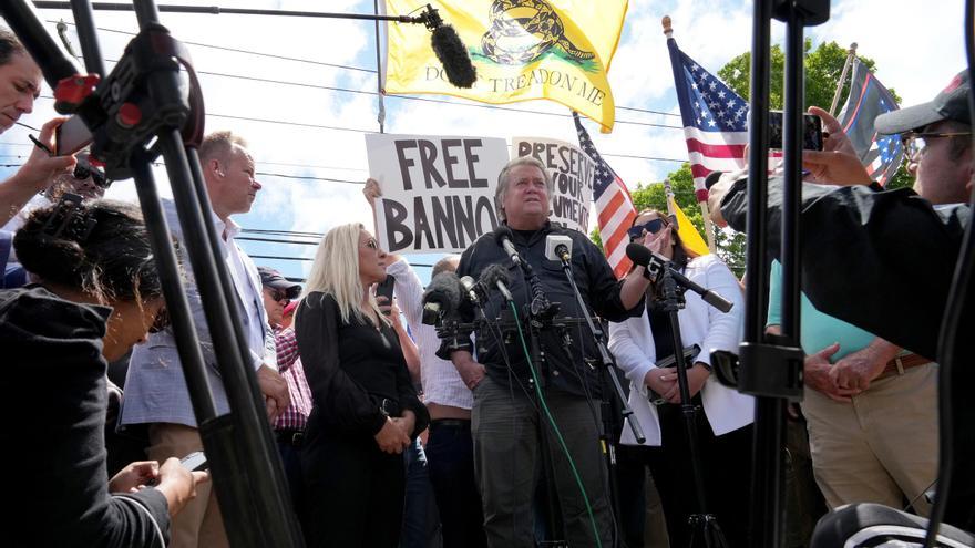 Steve Bannon, exasesor de Trump, llega a prisión para cumplir una condena de 4 meses